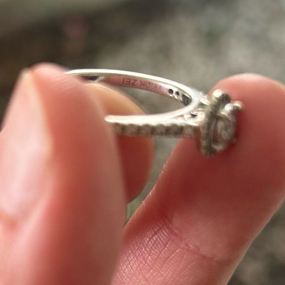 Engagement ring - Picture 5 of 6